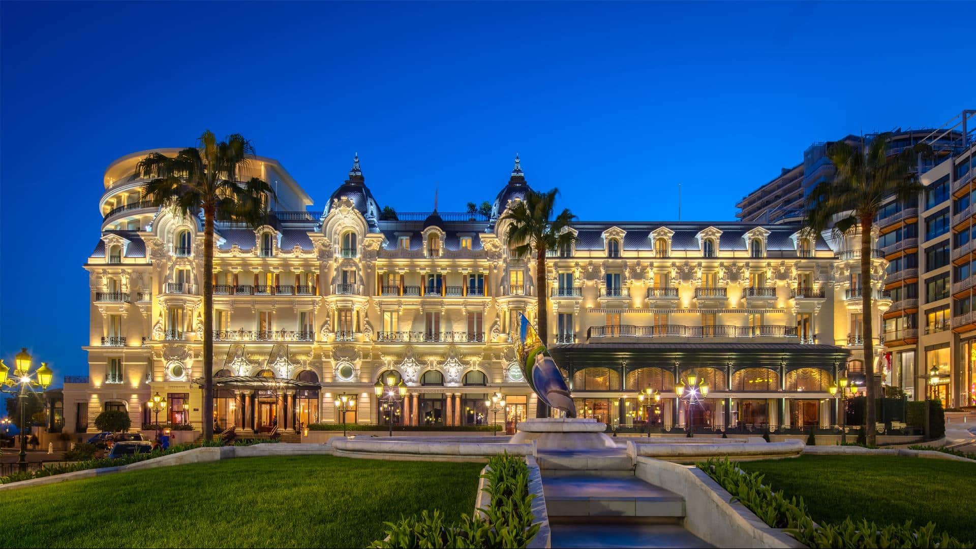 Imgage the Hotel de Paris Monte-Carlo during the evening, l
