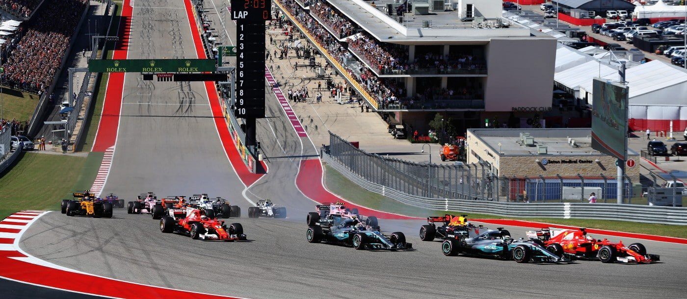 Image of F1 cars racing on the track in Austin